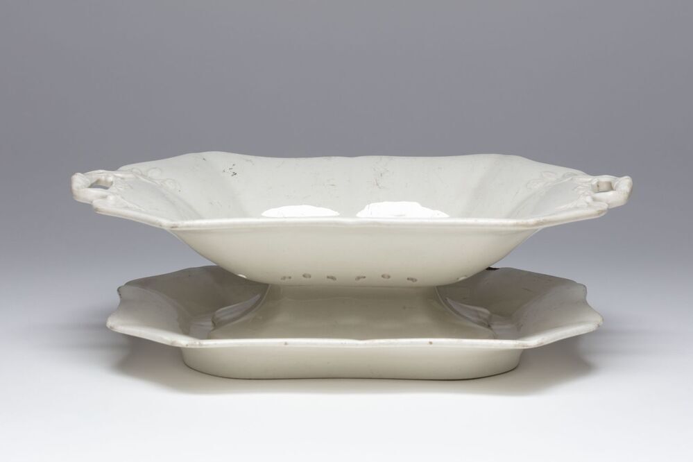 Vruchtenschaal op schotel