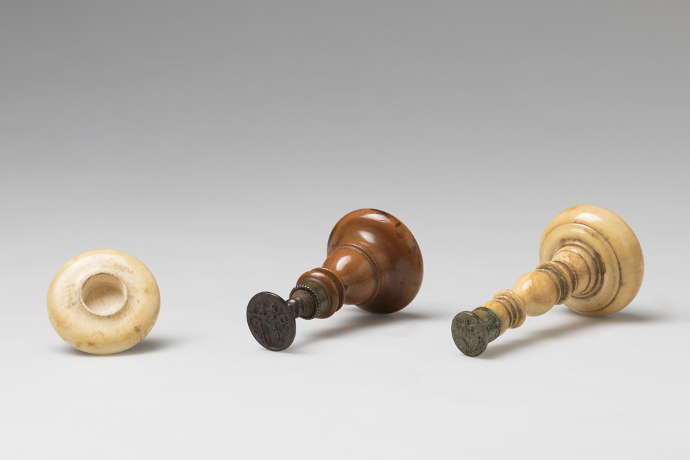 Twee zegelstempels en één greep