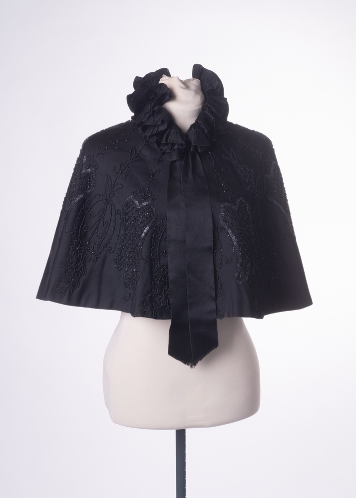 Cape/pelerine van zwart satijn