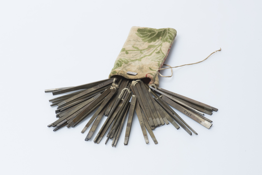 Zes bundels toetsnaalden