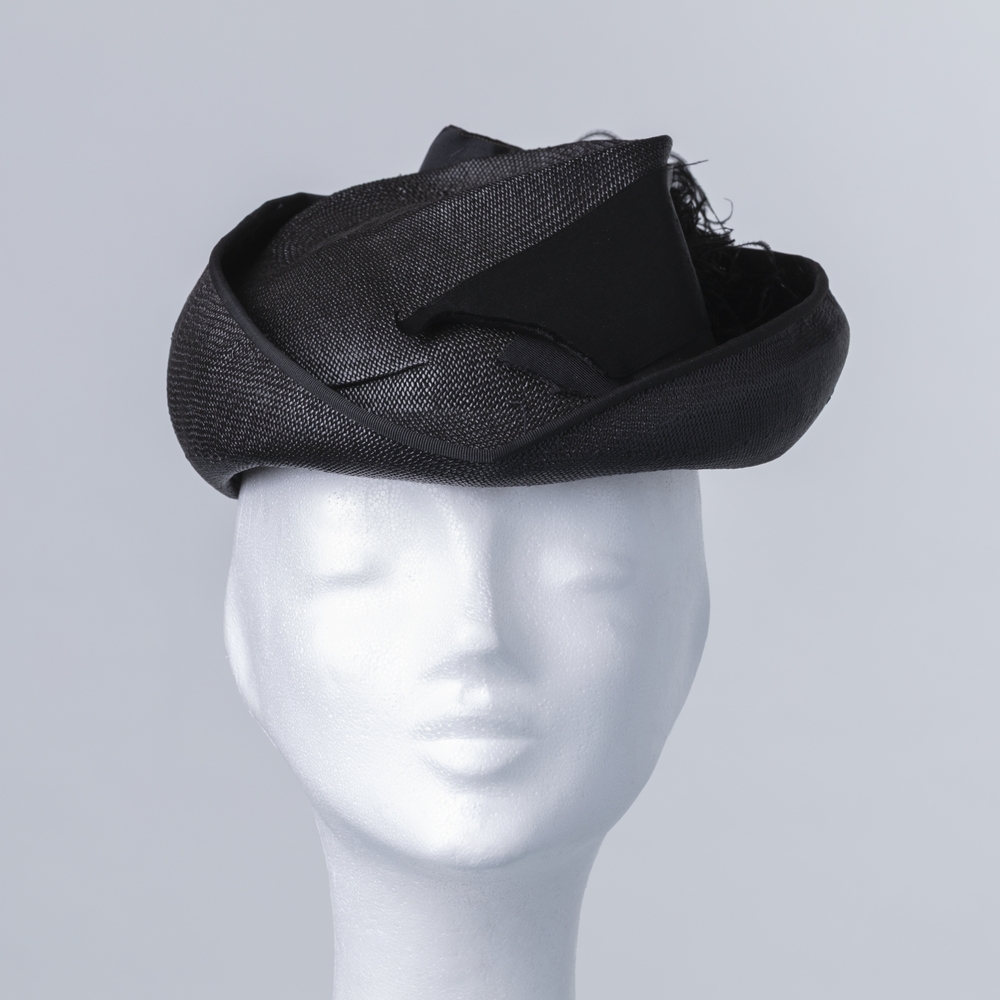 Dameshoedje van zwart stro