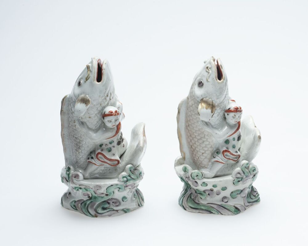 Twee beeldjes van springende karpers