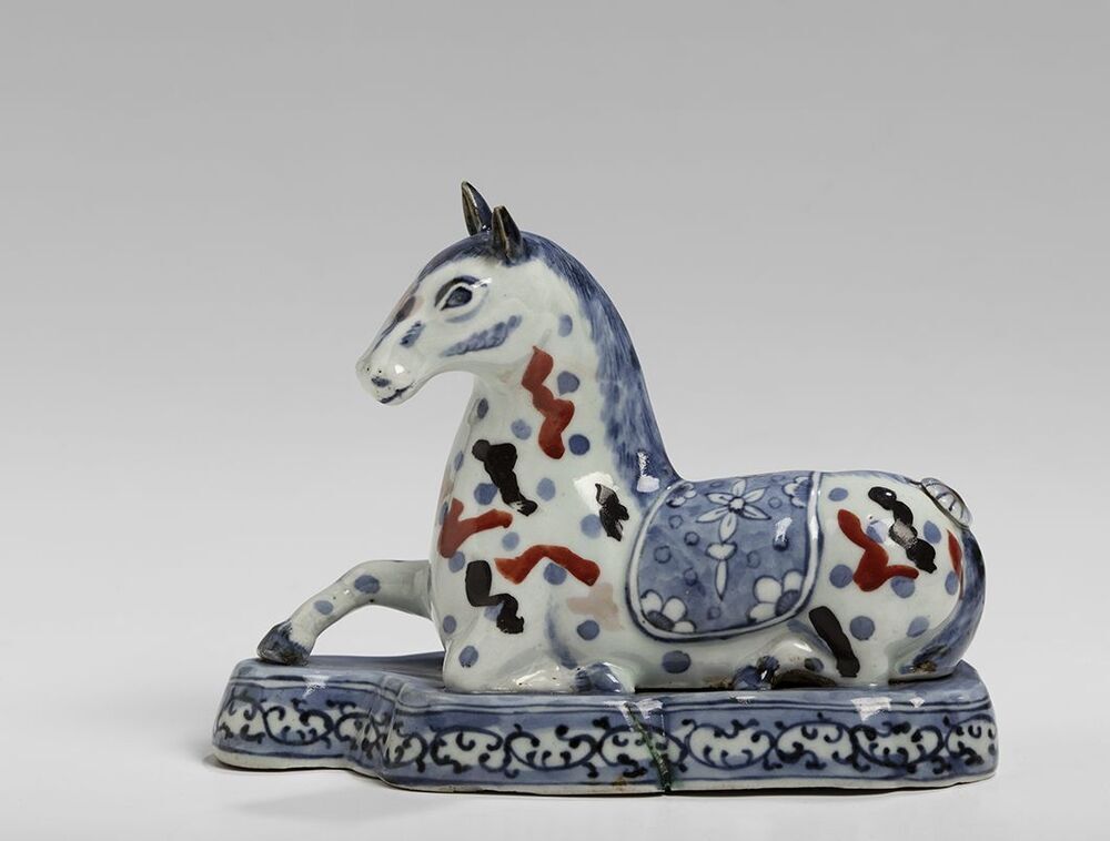 Beeldje van een liggend paard