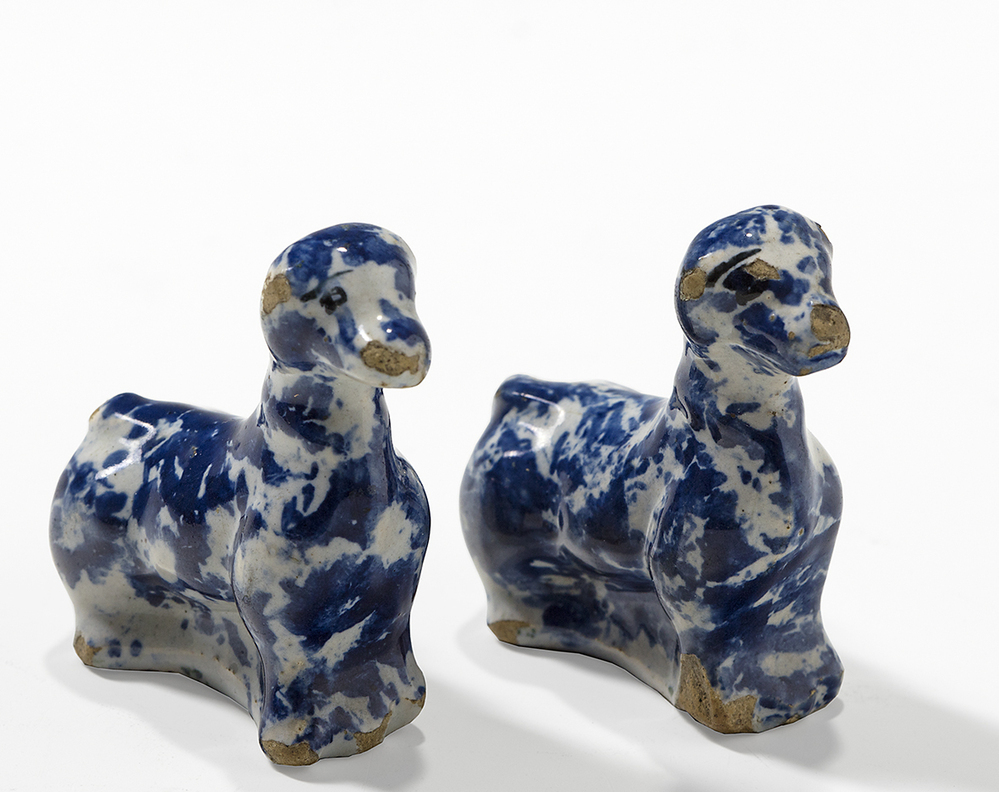 Twee beeldjes van honden