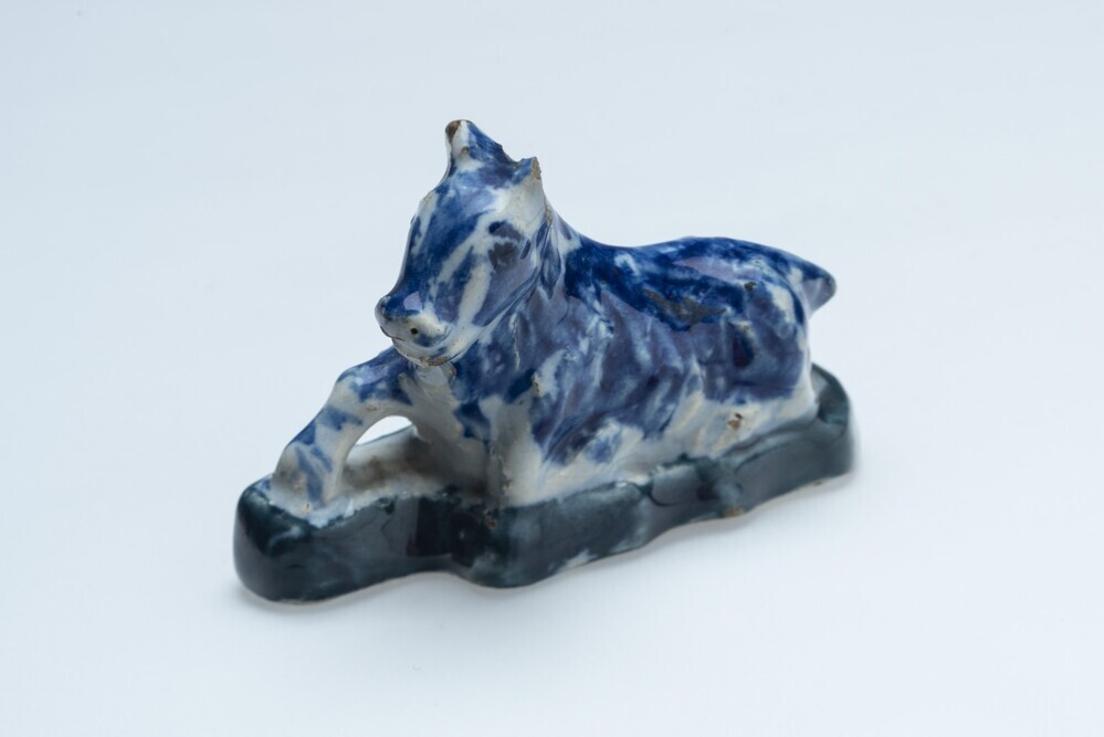 Beeldje van een liggende koe