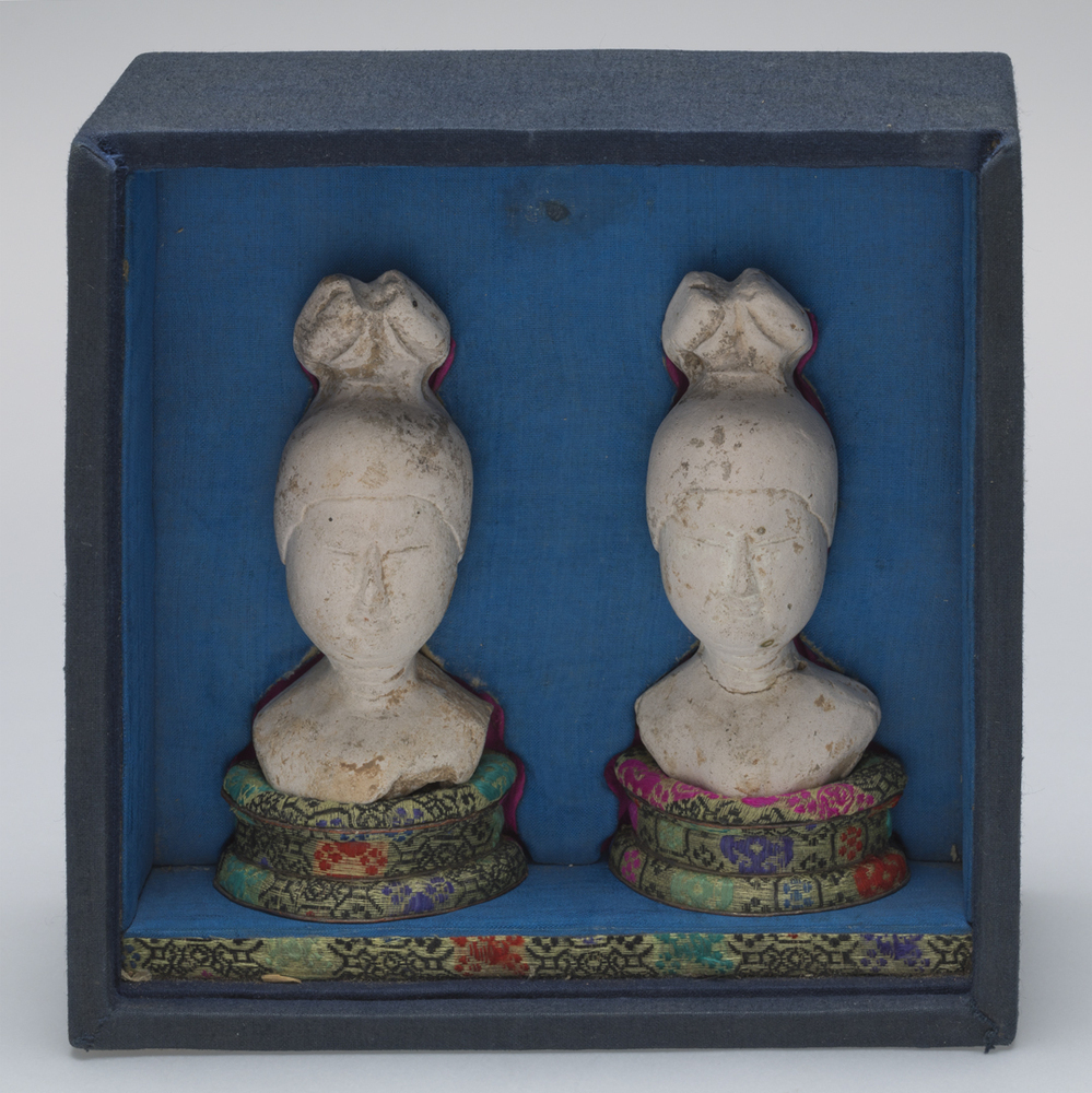 Twee identieke vrouwenkoppen