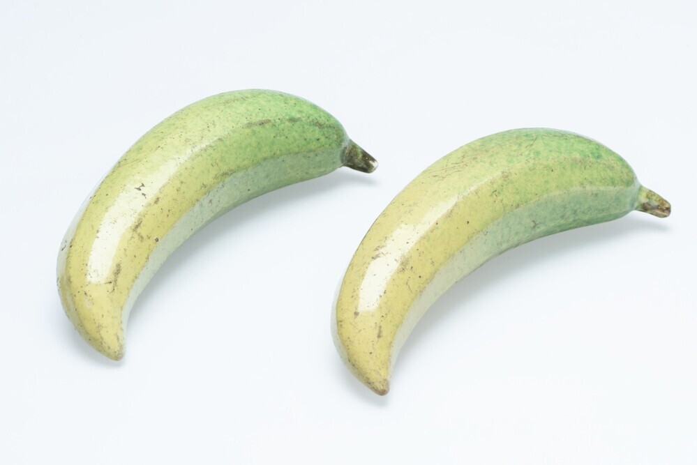 Twee beeldjes van een banaan