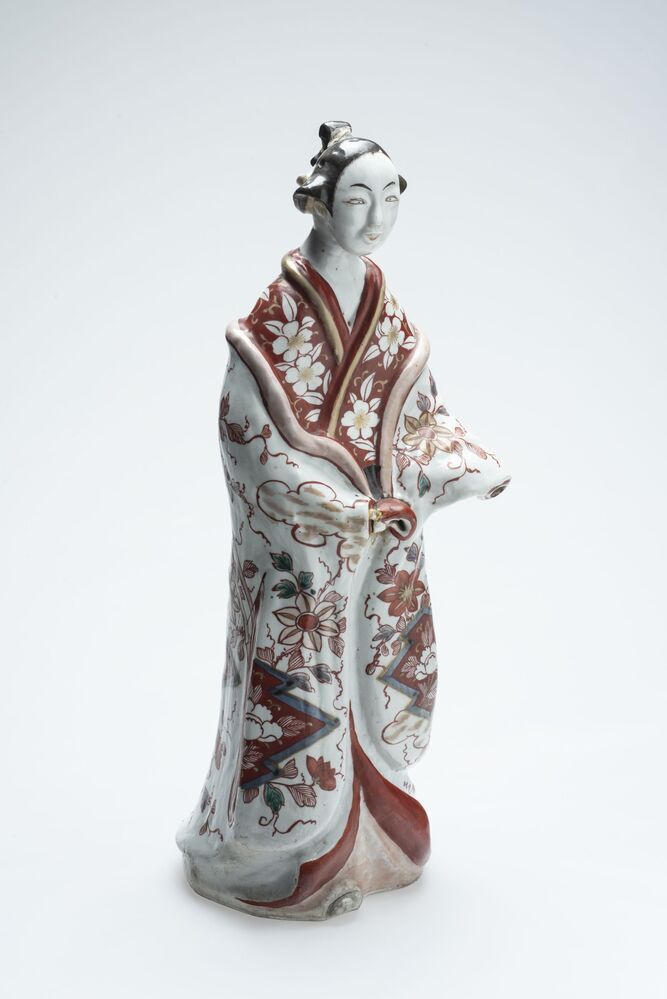 Beeldje van een staande vrouw