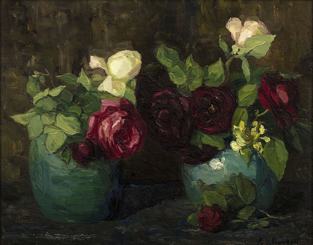 Stilleven van rozen in twee blauwe gemberpotten