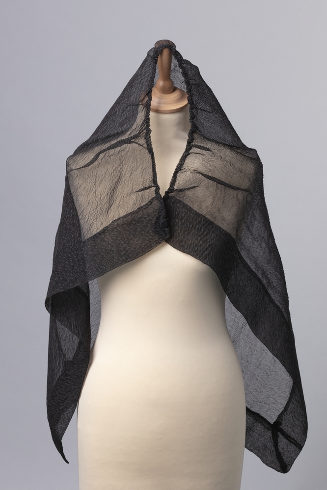 Twee zwarte rouwsluiers