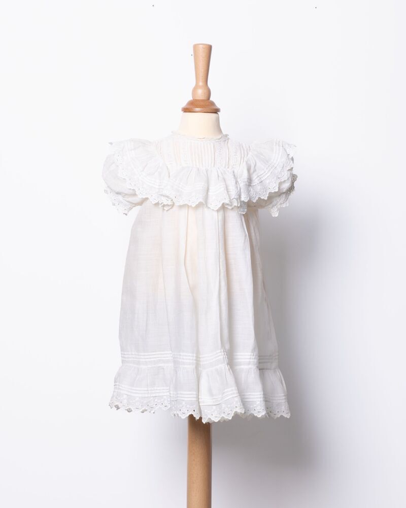 Een wit kinderjurkje/doopjurkje voor kind van 2 jaar