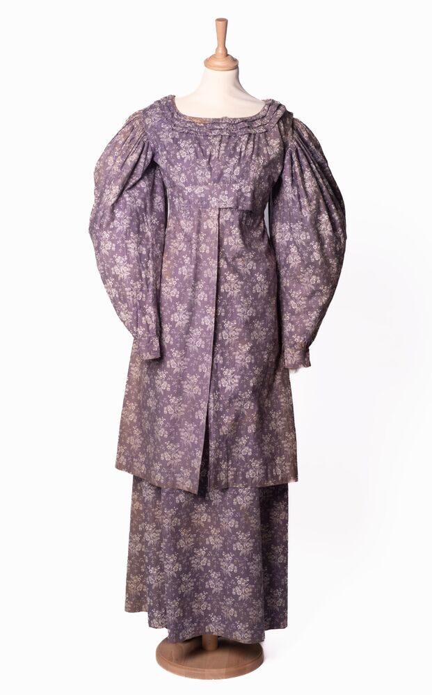 Een jak en rok van bedrukte, paarse katoen