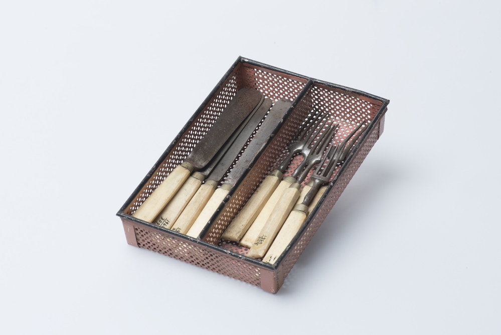 IJzeren messenbakje met 6 vorken en 6 messen