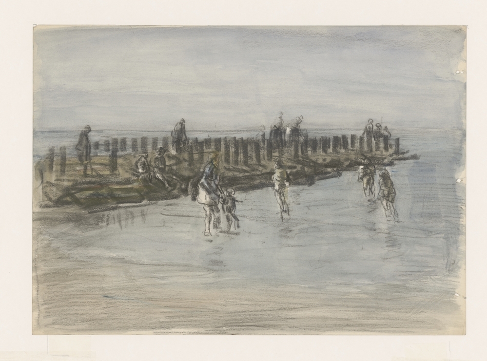 Pootje badende personen op en naast golfbreker