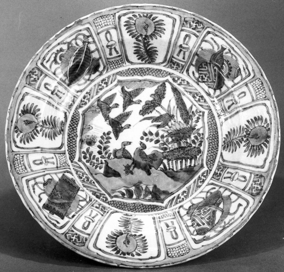 Diepe schotel met gewelfde wand