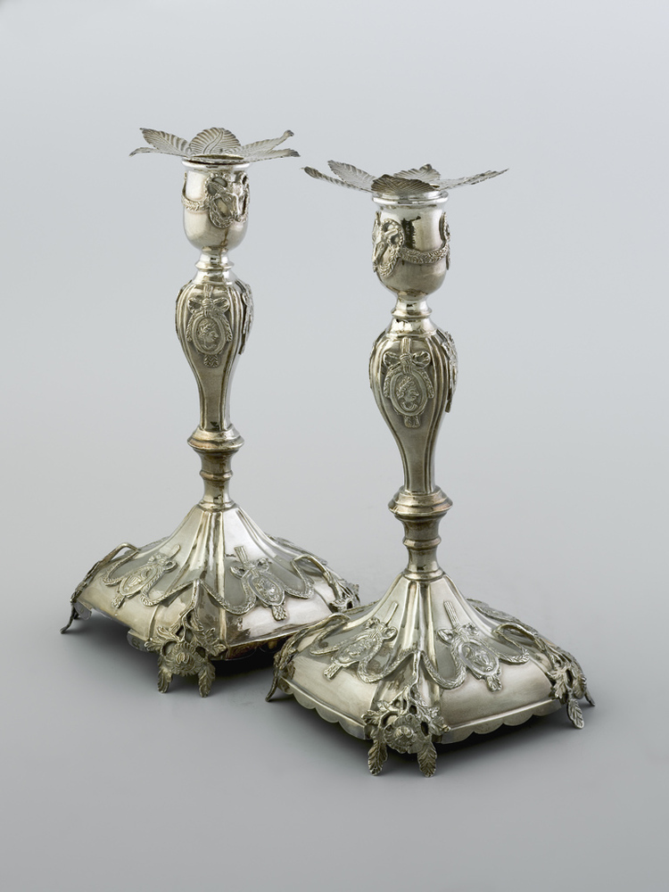 Twee kandelaars van zilver