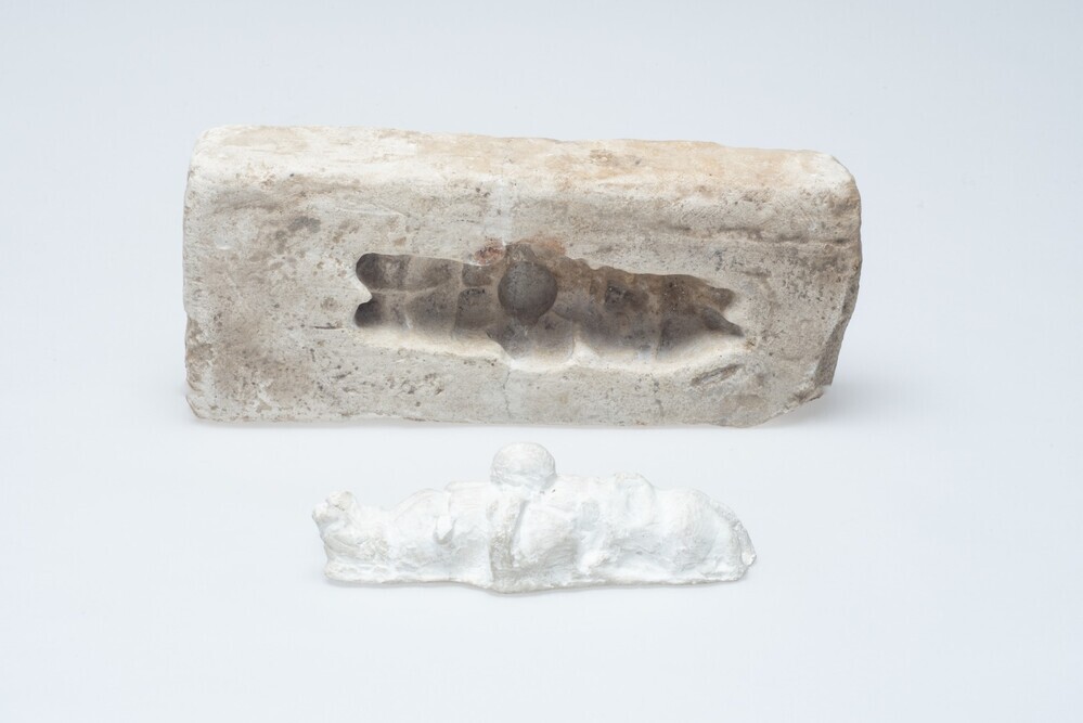 Baksteen (gietvorm) met man en bal (Aduard)