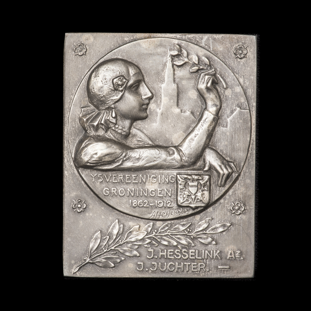 zilveren plaquette  van de IJsvereniging Groningen 1862-1912
