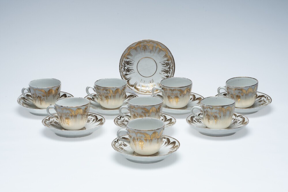 Acht koppen met schotels