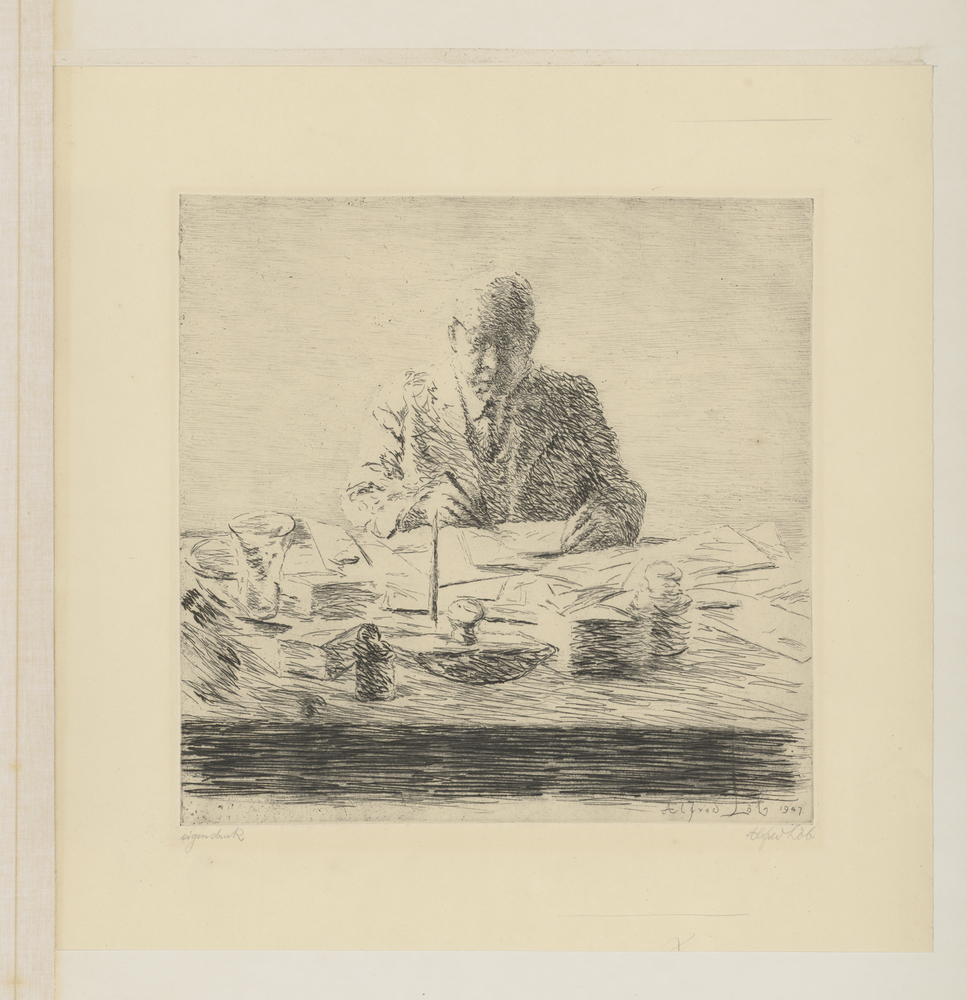 Heer achter schrijftafel