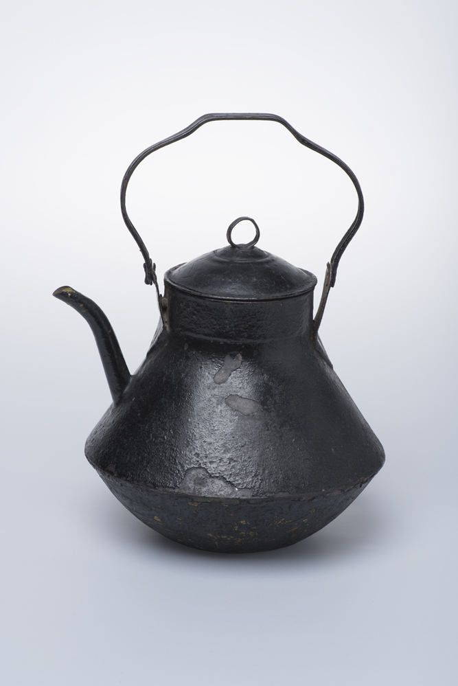 Zwart geverfd blikken keteltje met koperen bodem