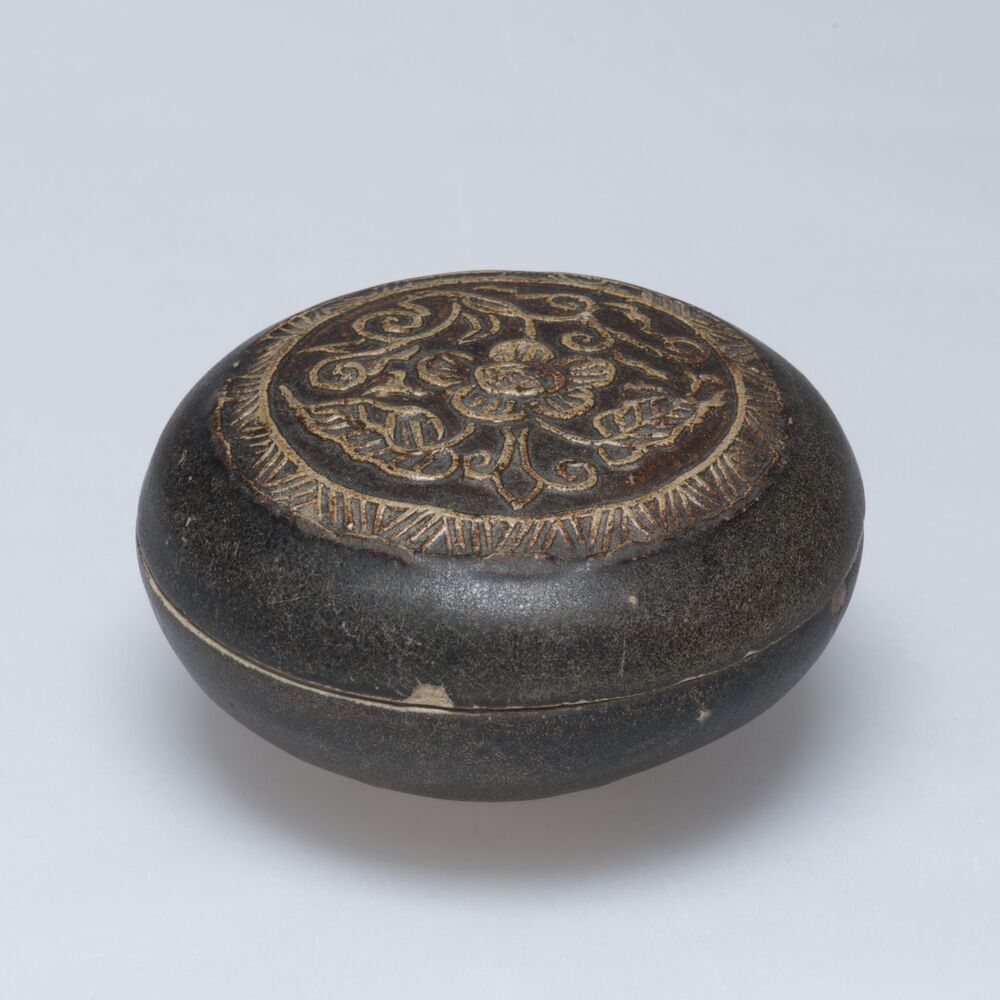 Dekseldoos bedekt met donkerbruin glazuur