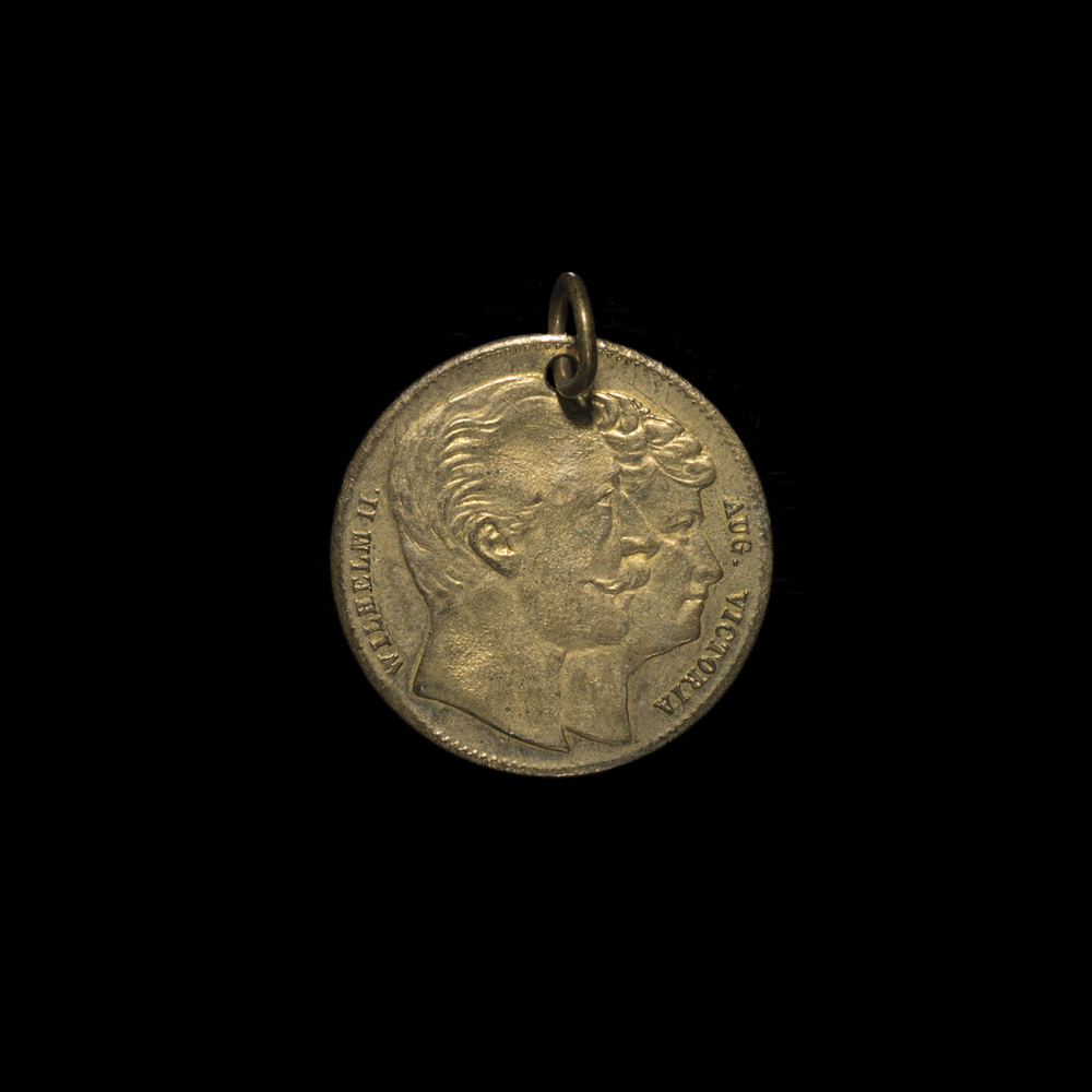 (Oor)hanger van een gouden penning (medaille) met portret van Willem II