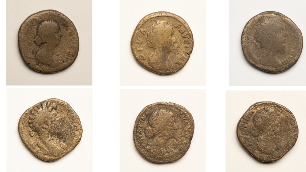 Romeinsche munten uit de 2de eeuw,
gevonden bij het graven in de wal van het Boterdiep in
de nabijheid van Groningen.