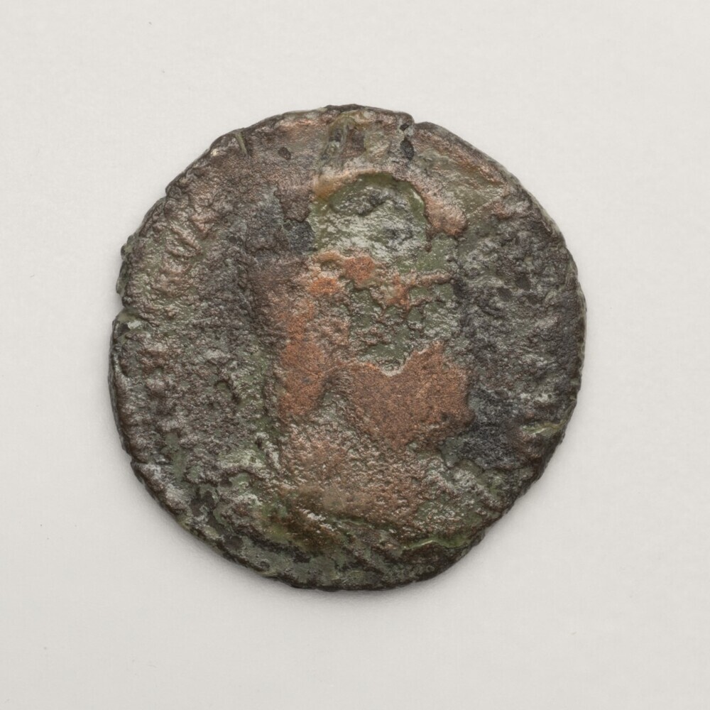 Magnentius, 2 Victoriae met schild en zuil