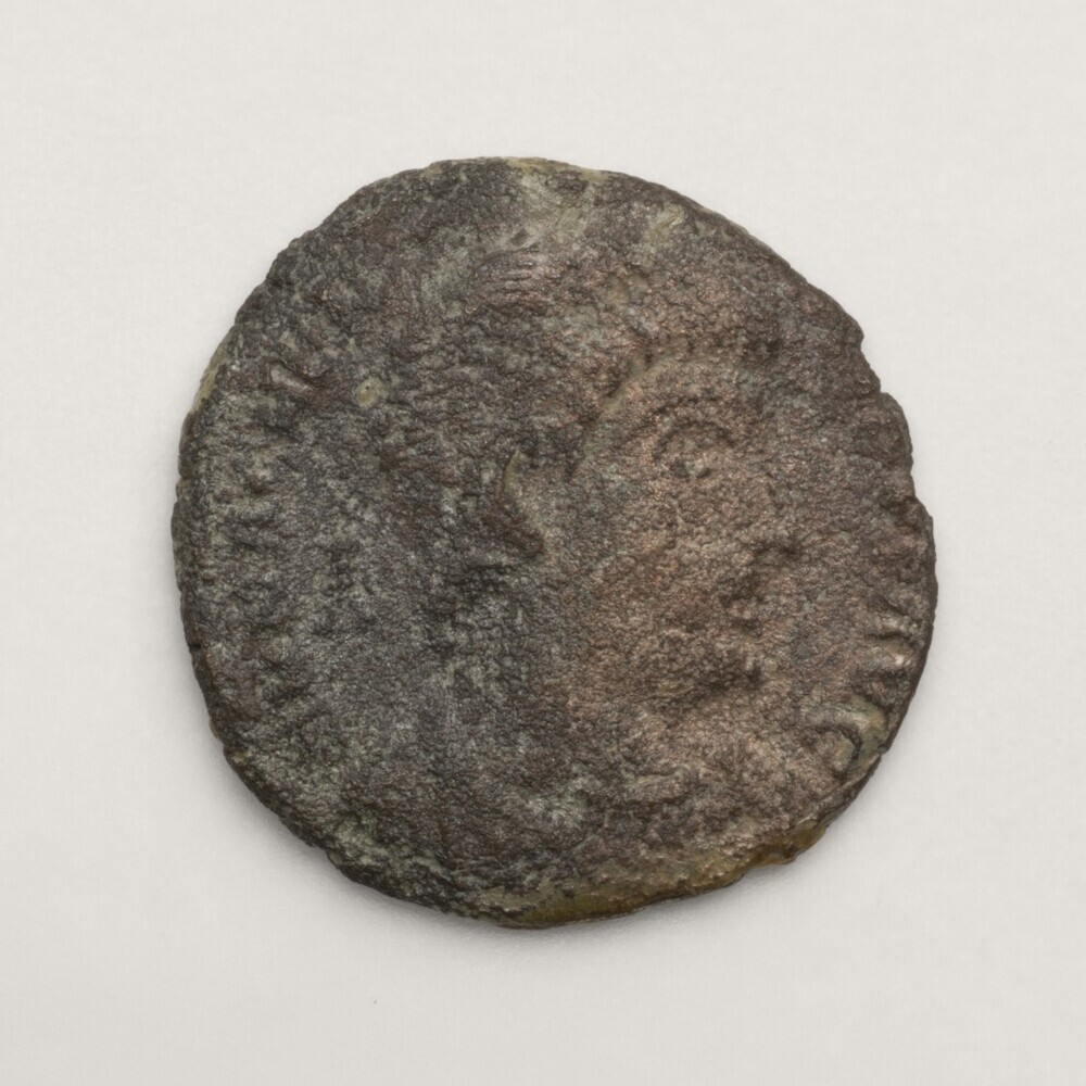 Magnentius, 2 Victoriae met schild