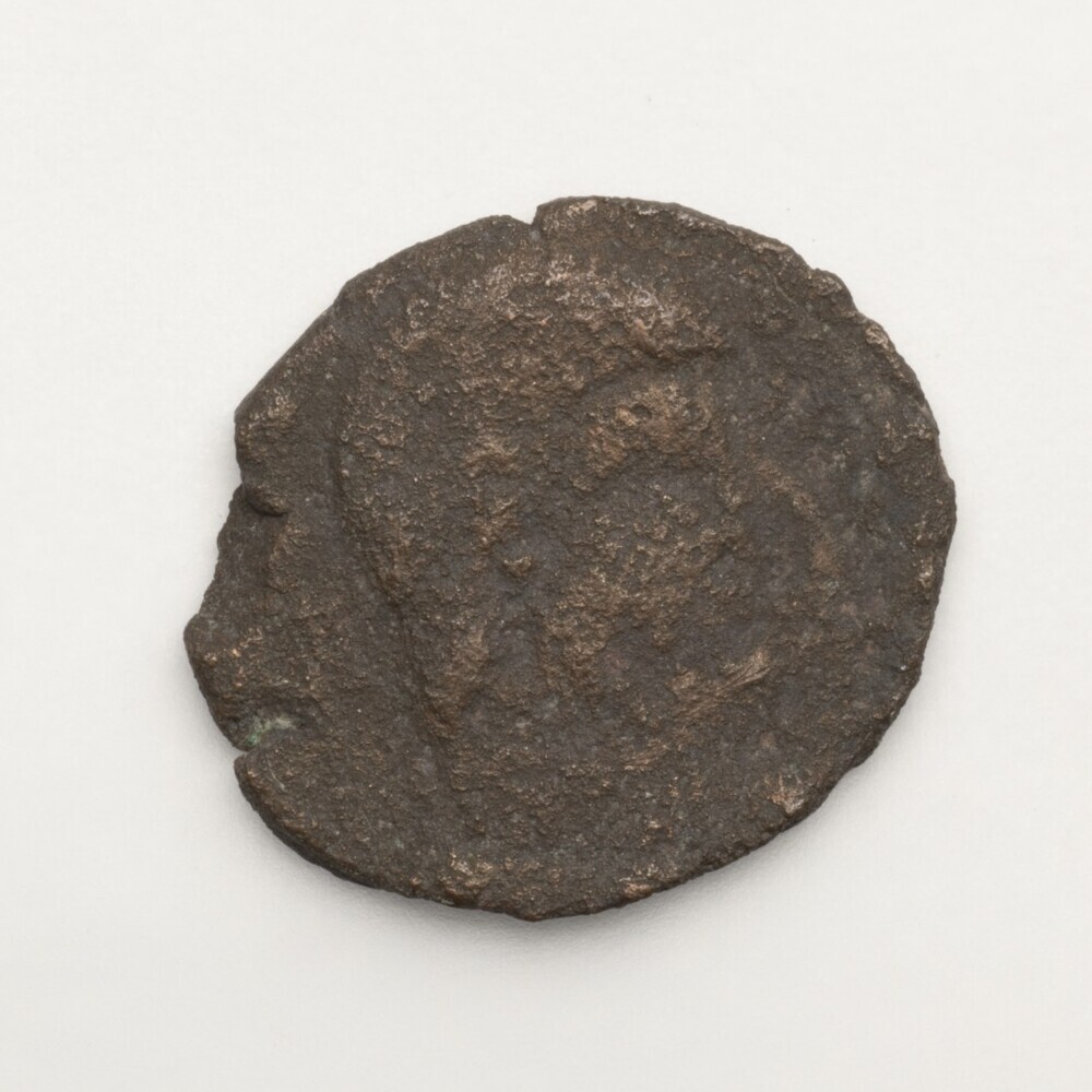 Magnentius, 2 Victoriae met schild waarop Chresma