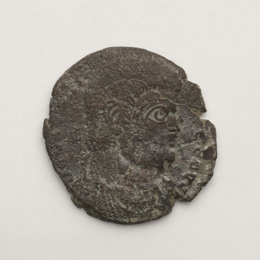 Magnentius, 2 Victoriae met schild