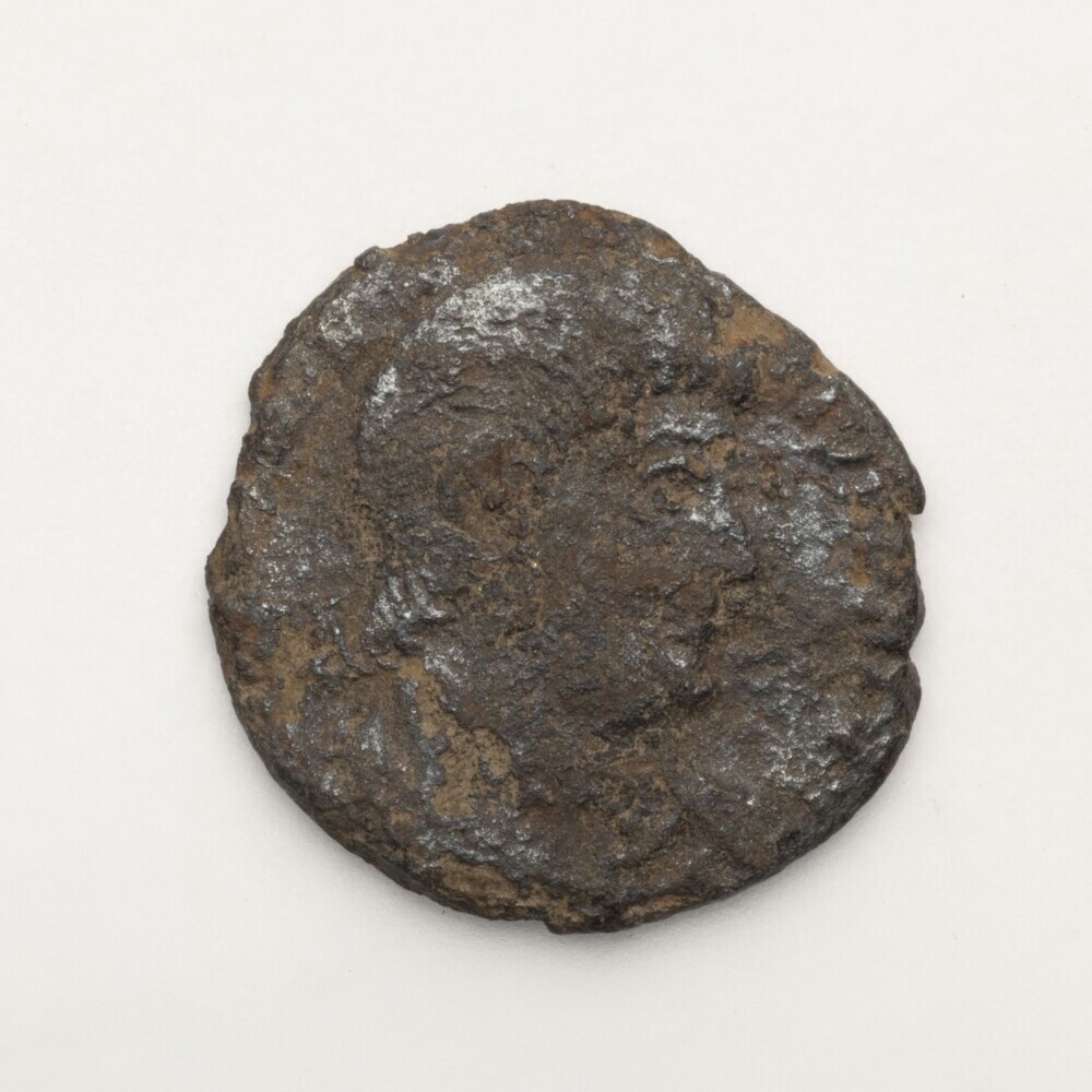 Magnentius, 2 Victoriae met schild