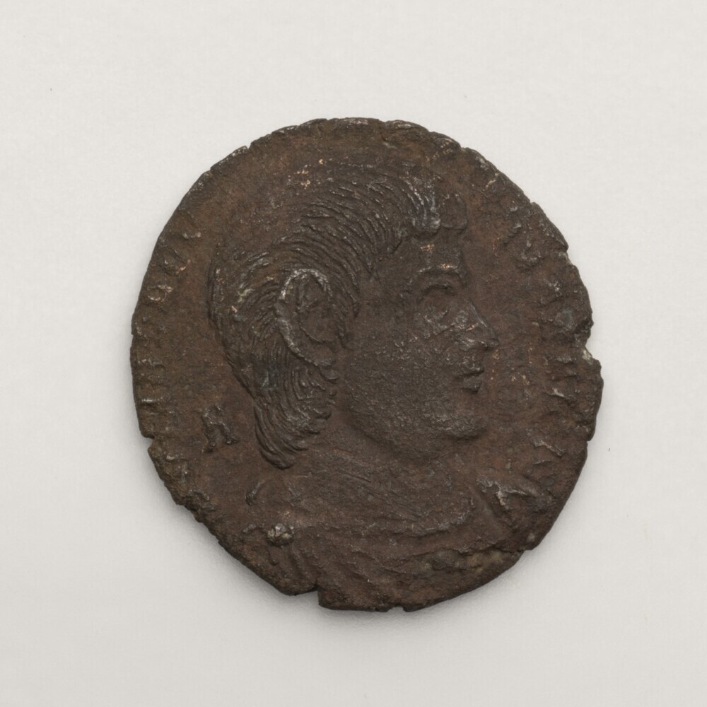 Magnentius, 2 Victoriae met schild (zonder zuil)