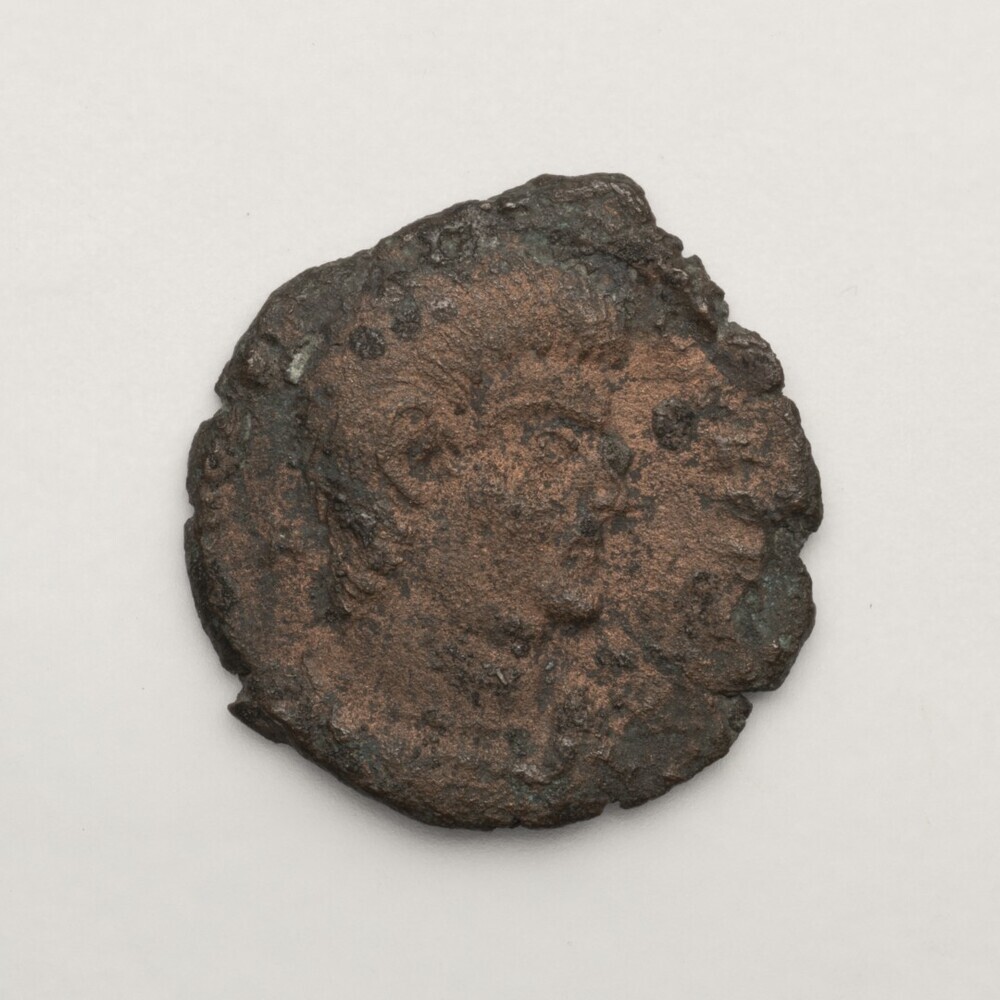 Magnentius, 2 Victoriae met schild