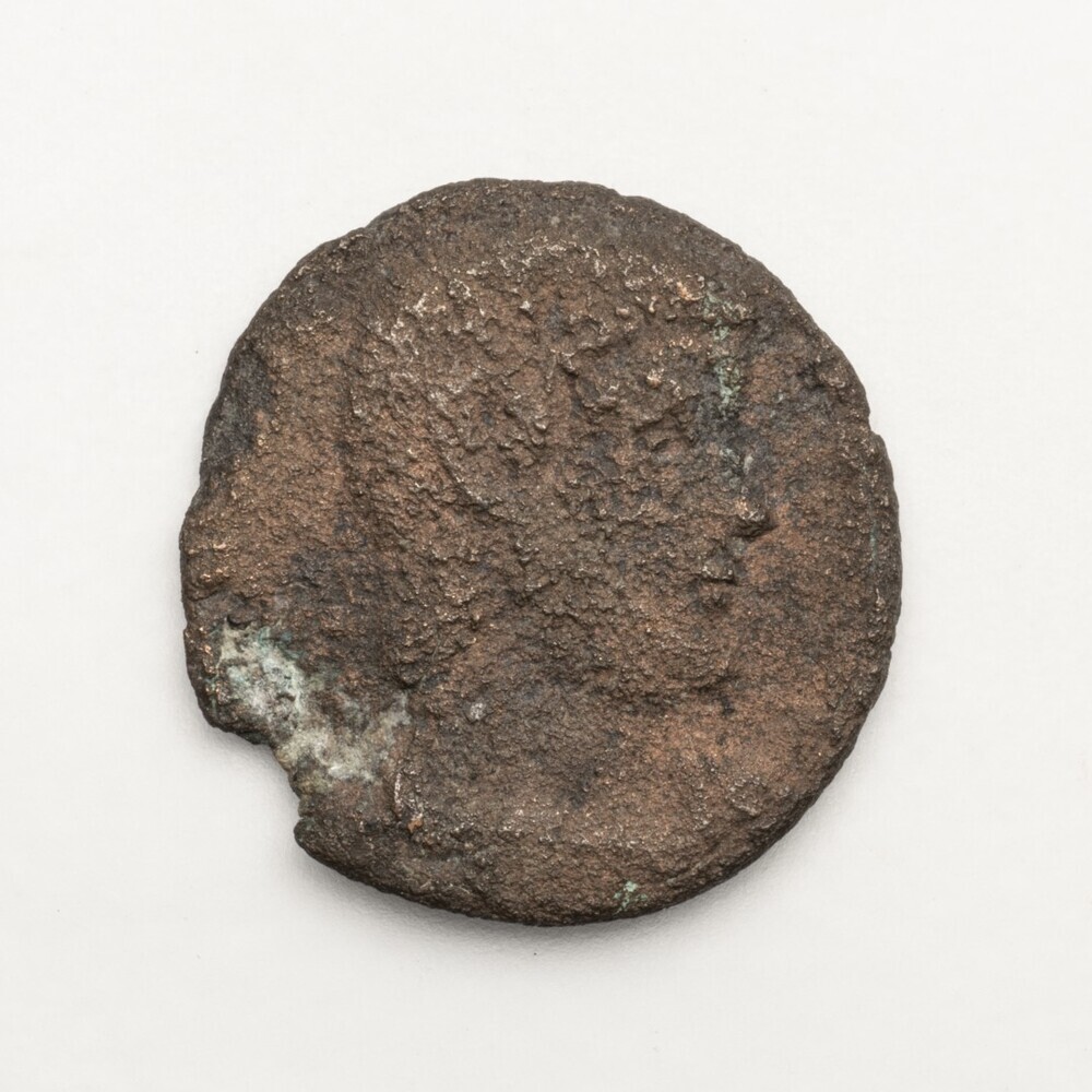 Magnentius, twee Victoriae met schild (zonder zuil)