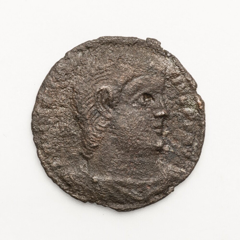 Magnentius, voorzijde kop DN Magnentius PFavo; keerzijde 2 Victoriae met schild en chresma