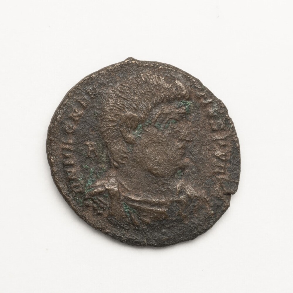 Magnentius,  2 Victoriae met schild op zuil