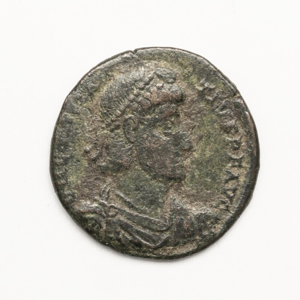 Constanstius II,  voorzijde kop D N CONSTANTIUS PF AVG  ; keerzijde soldaat doorboort barbaar FEL TEMP REPARATIO