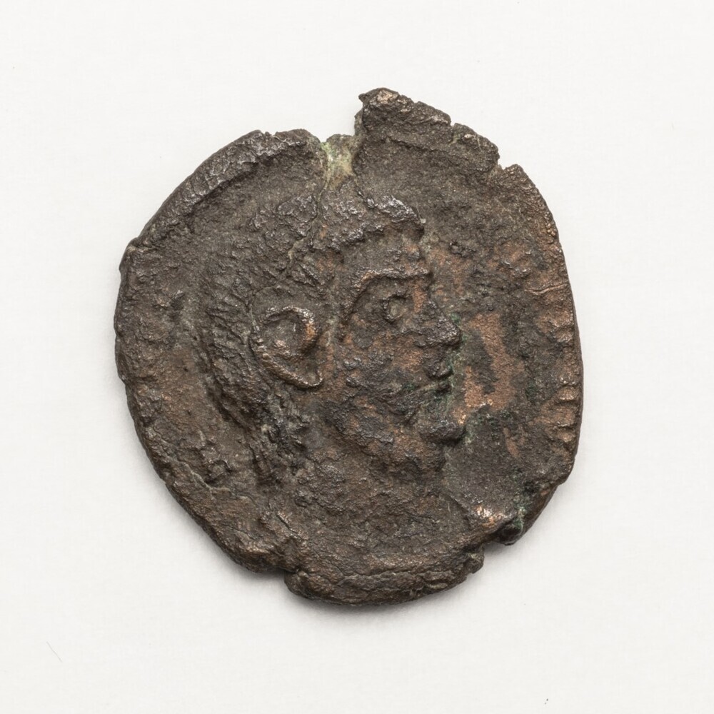 Magnentius, keerzijde twee Victoriae met schild zonder zuil