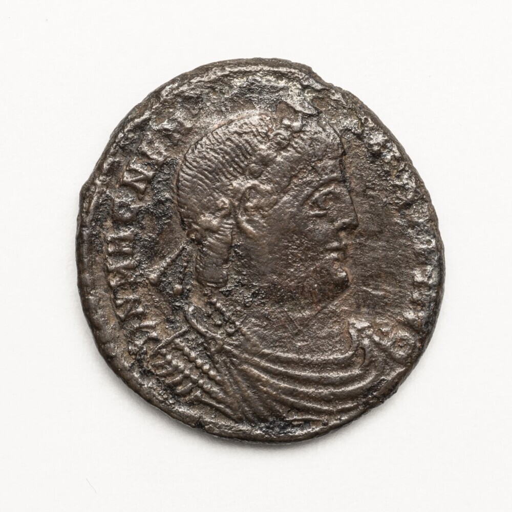 Magnentius, voorzijde kop naar rechts met diadeem ; keerzijde staande keizer met labarum, in zijn hand Victoria op een globus FELICITAS - REIPVBLICAE