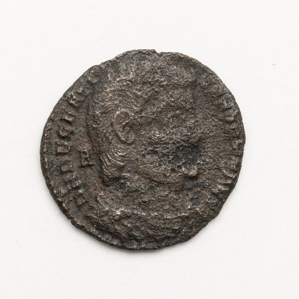 Decentius, voorzijde kop naar rechts D N DECENTIVS FORT CAES ; keerzijde twee Victoriae met schild zonder zuil