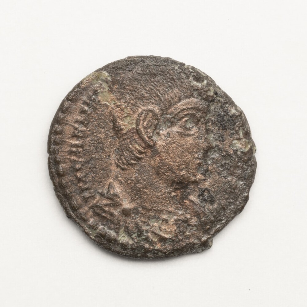 Magnentius, voorzijde kop naar rechts IM CAE...  ; keerzijde staande keizer met kleed, Victoria en labarum FELICITAS REI PVBLICE IA