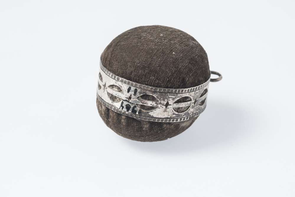 Speldenkussen met zilveren rand