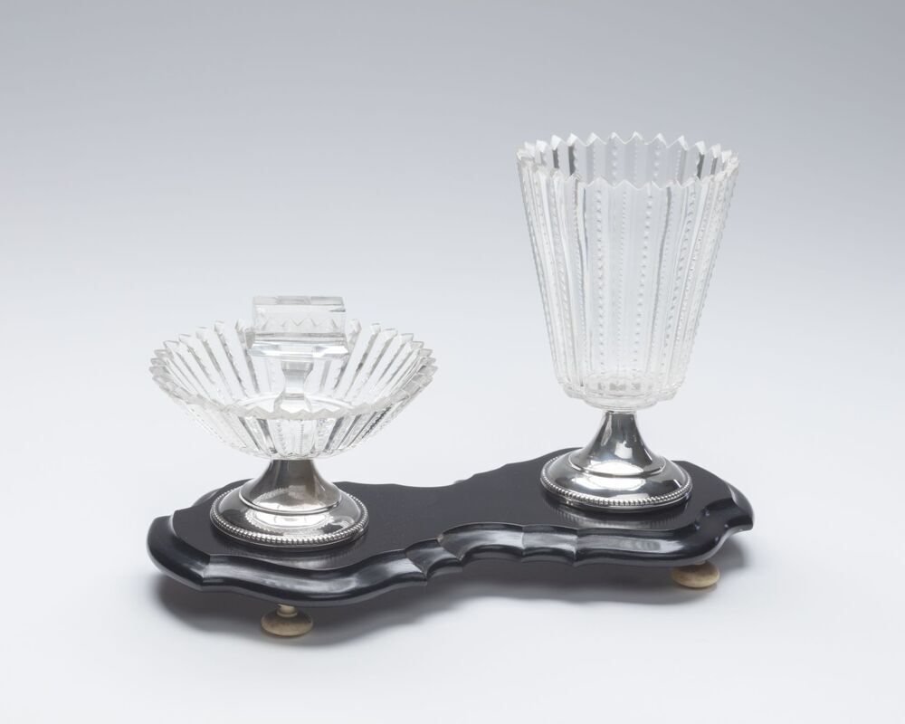 Rookstel van kristal op zwarte houten voet