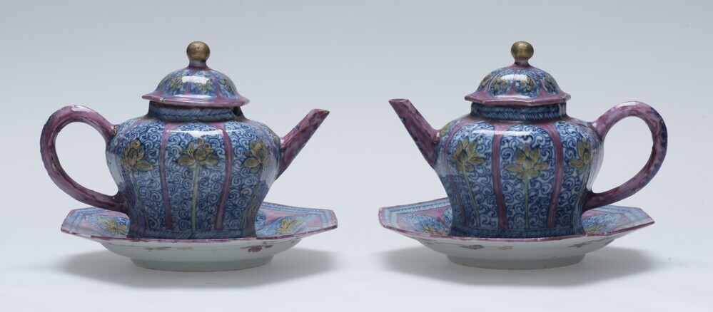 Twee theepotten met onderschotels