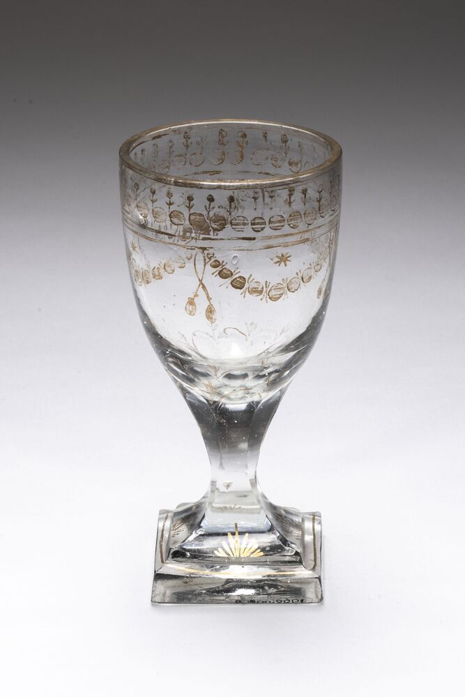 Drinkglas op vierkante voet