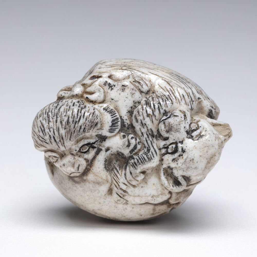 netsuke, twee vechtende hondjes