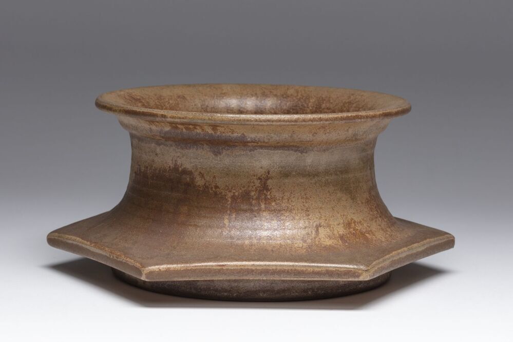 Pot met zeshoekige kraag