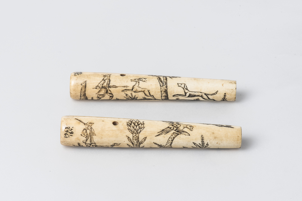 Twee benen handvatten van trommelstokken